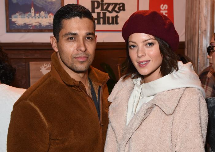 Actorul Wilmer Valderrama și logodnica sa Amanda Pacheco, îmbrăcați de iarnă, într-o pizzerie
