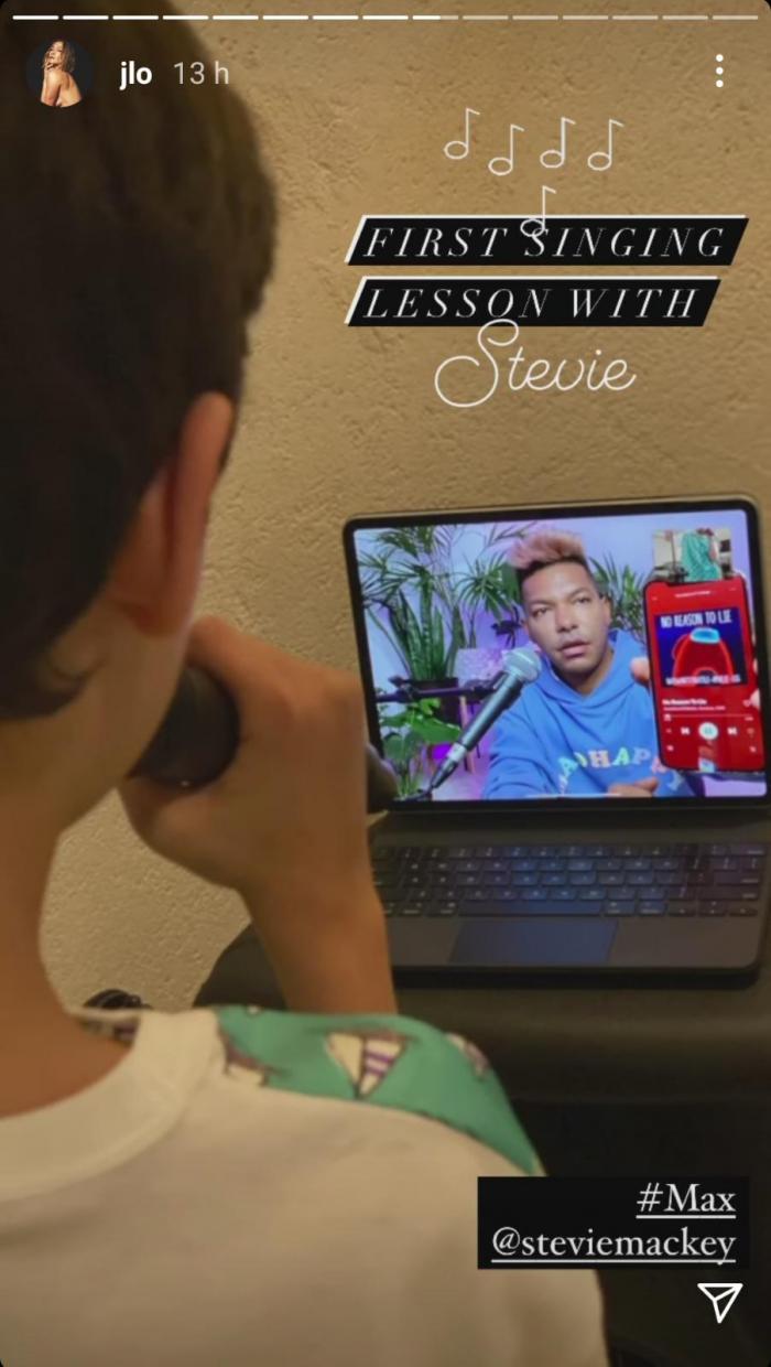 Insta Story cu Max, fiul lui Jennifer Lopez, luând o lecție de canto online
