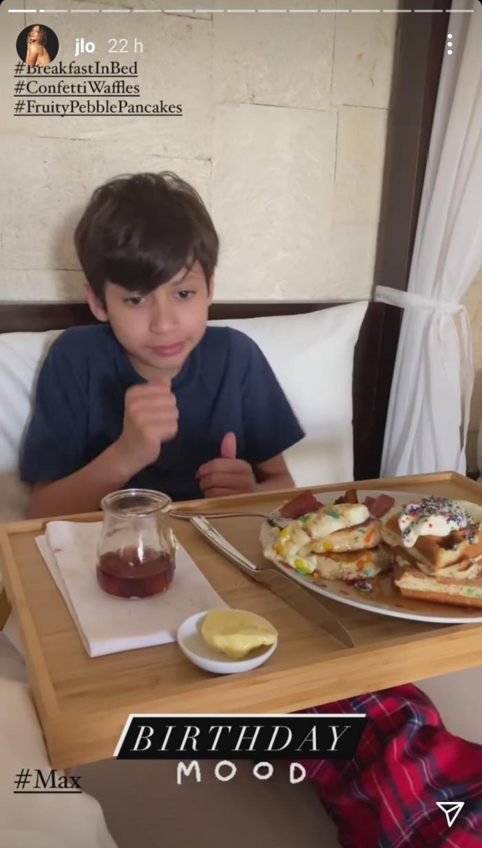 Max, fiul lui JLo ia micul-dejun la pat