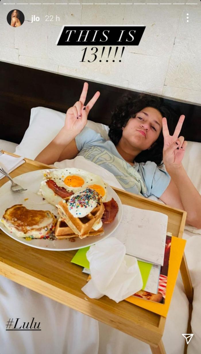 Lulu, fiica lui JLo ia micul-dejun la pat