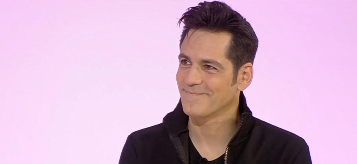 Ștefan Bănică, îmbrăcat în negru în platoul Observator