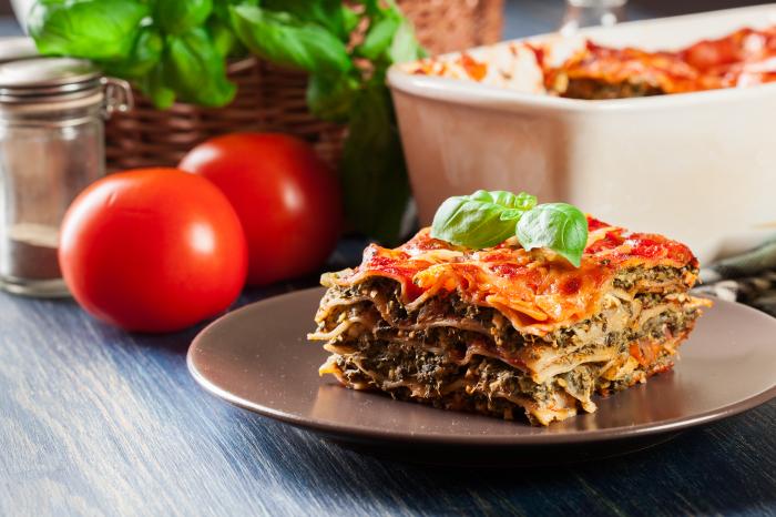 Farfurie cu o felie de lasagna vegetariană