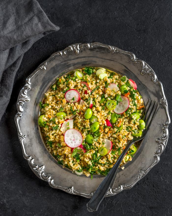 Platou cu salată de dovlecei, fasole și bulgur