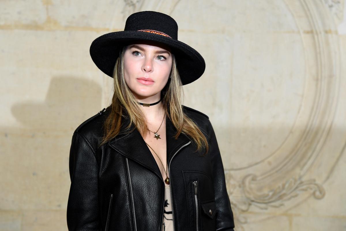 Belinda, cu o ținută Christian Dior: geacă neagră de piele și pălărie neagră pe cap