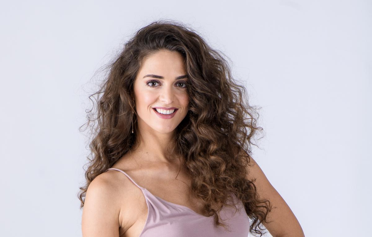 Teodora Păcurar, fotografie de studio, într-o rochie de vară