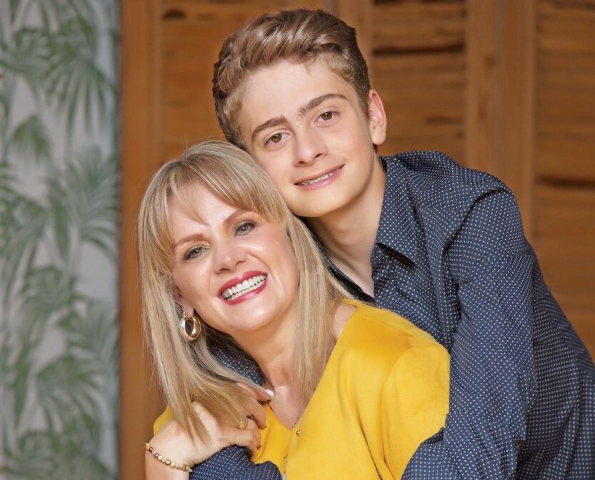 Nicholas Buenfil alături de mama sa, actrița mexicană Erika Buenfil