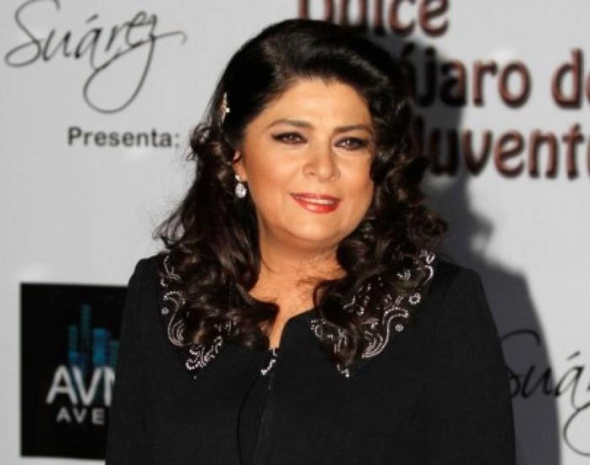 Victoria Ruffo brunetă, îmbrăcată în negru, fotografiată la un eveniment