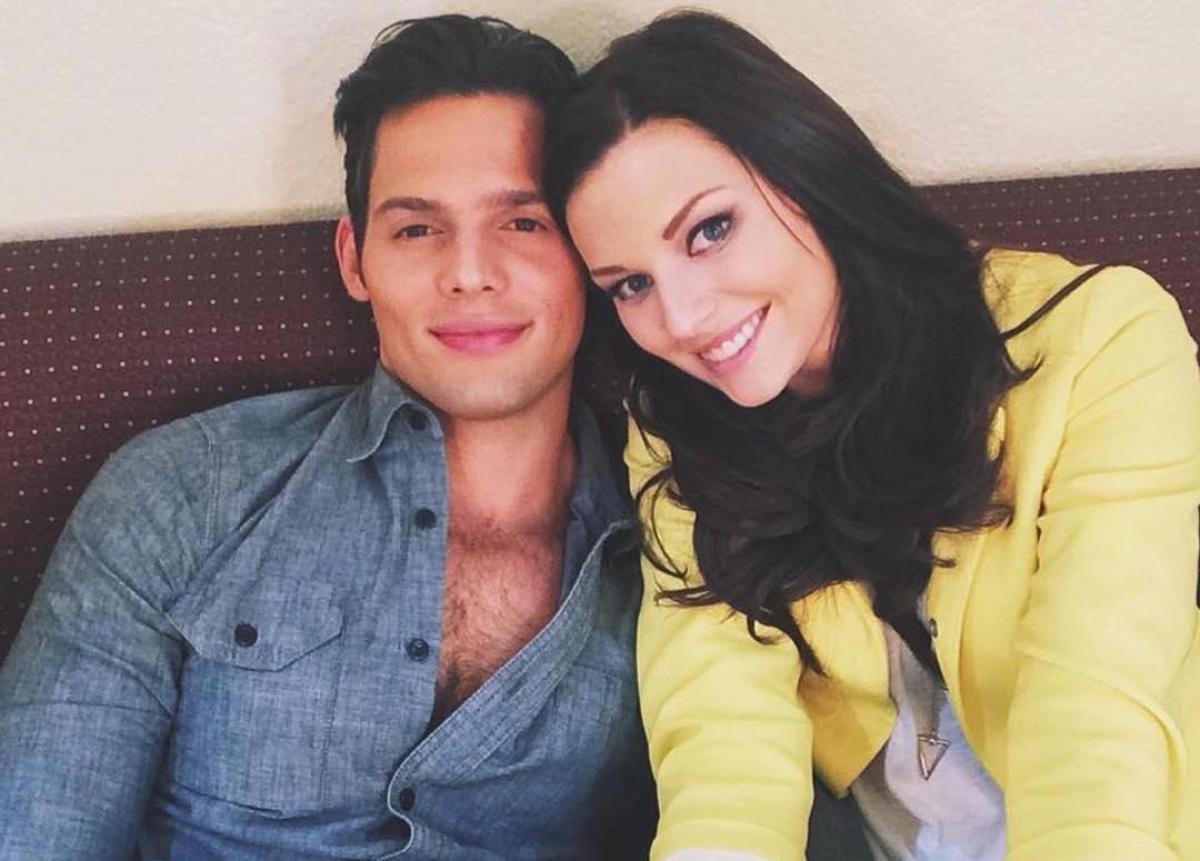 Emanuel Palomares împreună cu Irina Baeva, unul lânfă altul pe canapea. Ea era Brunetă și purta o geacă galbenă de blug. El e îmbrăcat cu o cămașă albastră