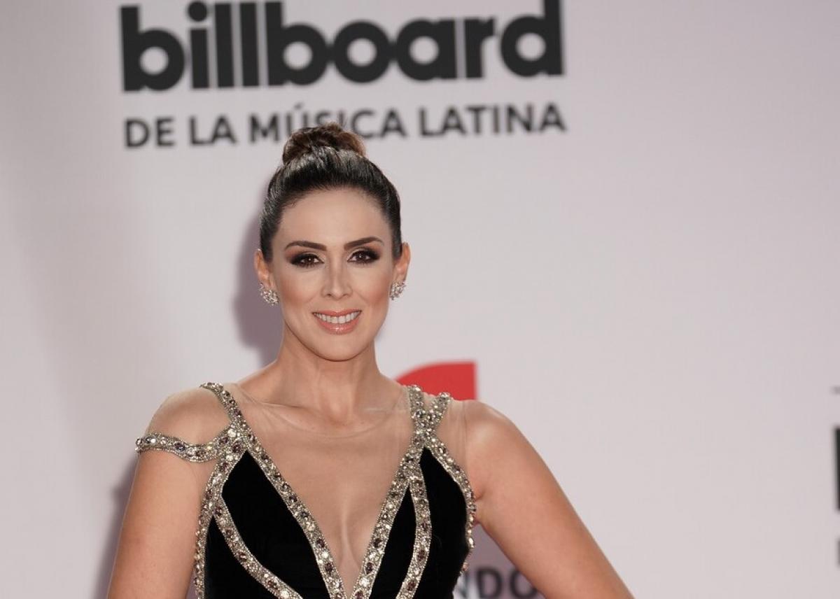 Actrița Jacqueline Bracamontes, pe covorul roșu, într-o rochie neagră, decoltată, cu paiete aurii