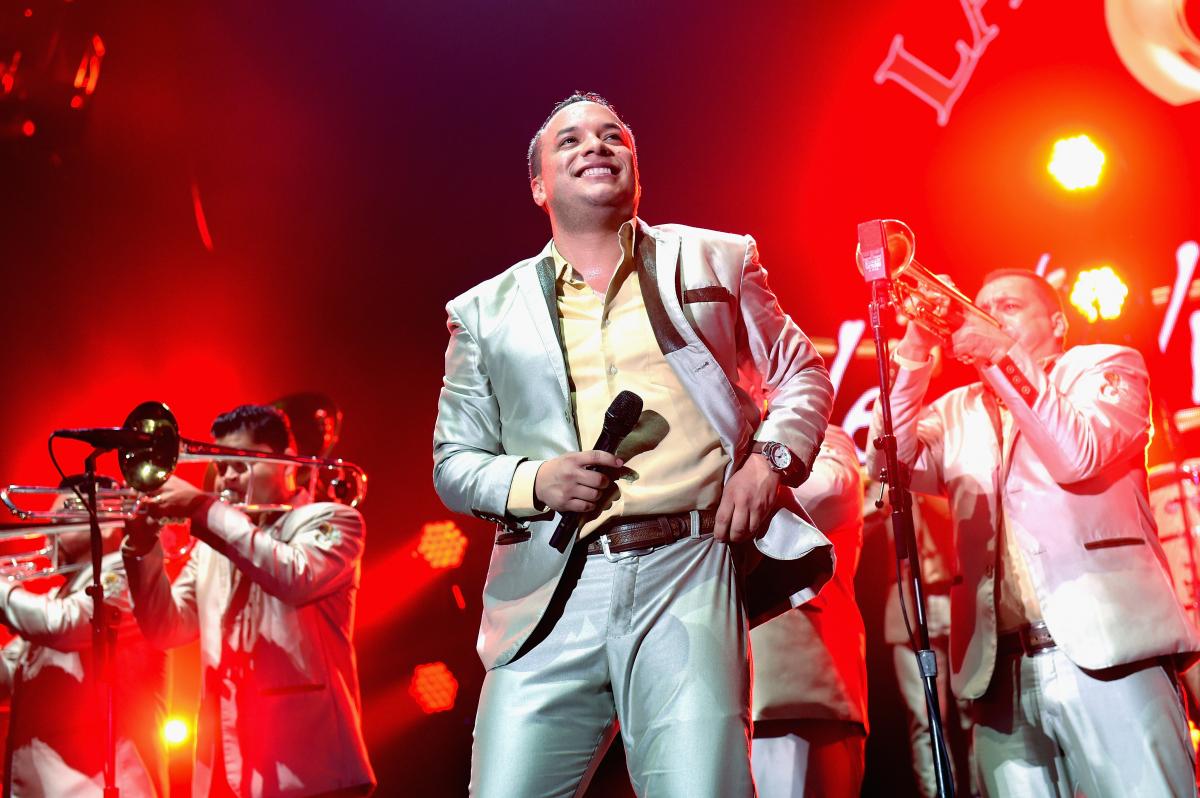 Lorenzo Mendez pe scenă, alături de trupa sa