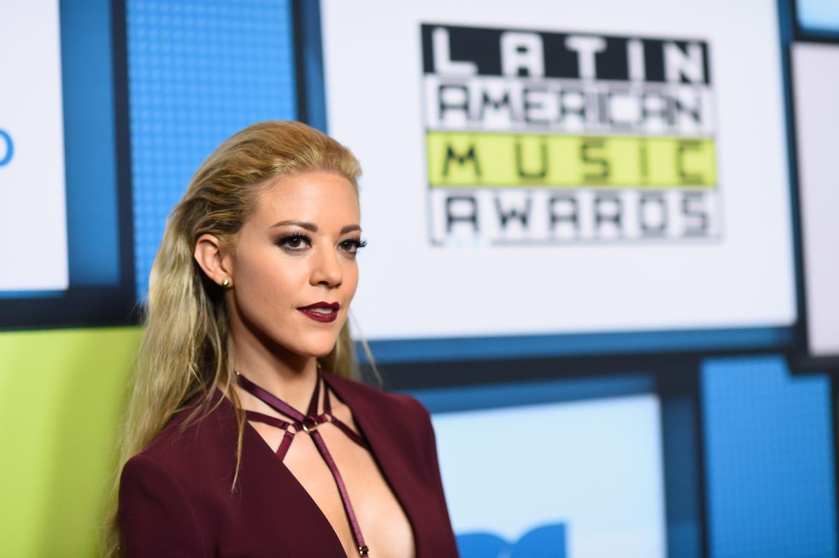 Fernanda Castillo la premiile Latin American Music Awards, îmbrăcată într-un costum vișiniu provocator