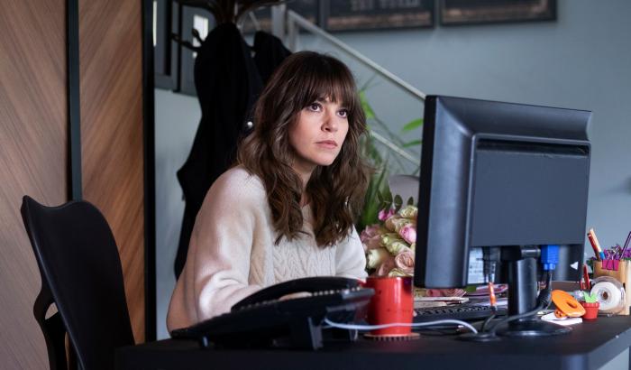 Actrița Asli Enver, la birou, scenă din serialul „Alegerea”