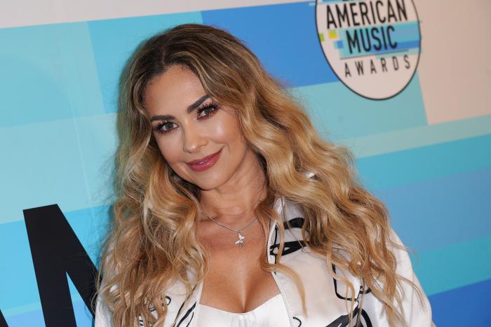 Actrița Aracely Arambula, la Latin American Music Awards, cu părul bucle, îmbrăcată în alb