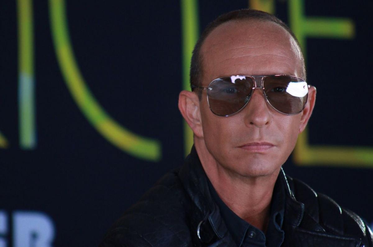 Erik Rubin, portret, cu ochelari de soare, pe fundal negru