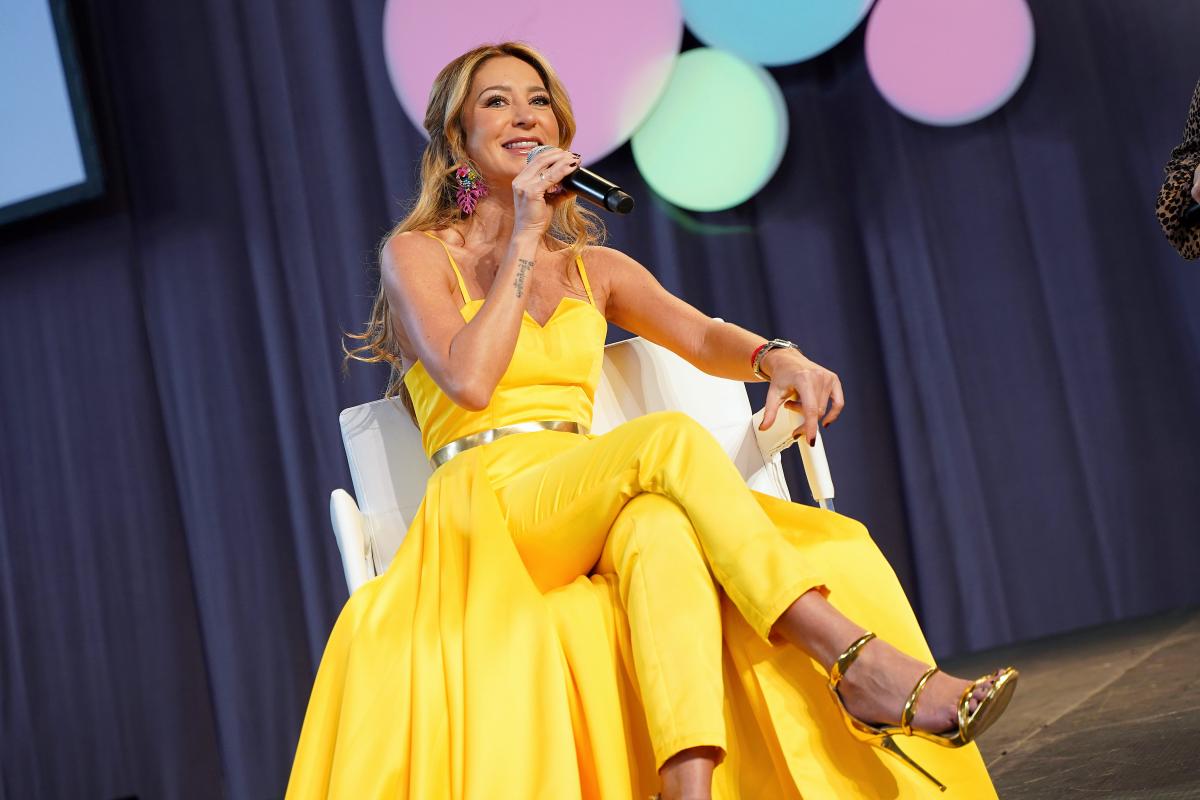 Geraldine Bazan, pe scenă, îmbrăcată într-o rochie galbenă