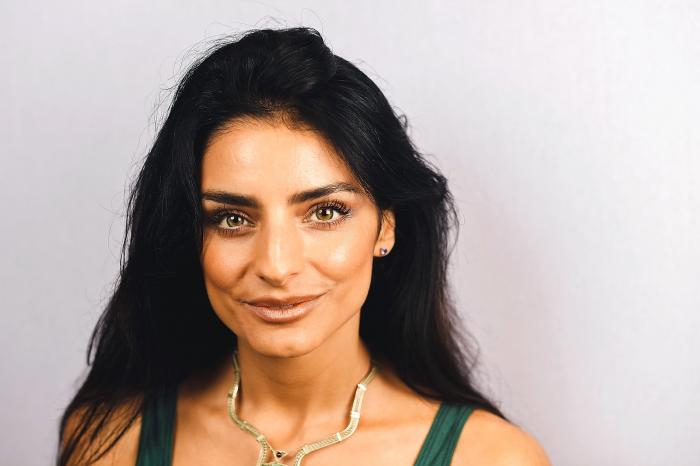 Aislinn Derbez, portret pe fundal alb