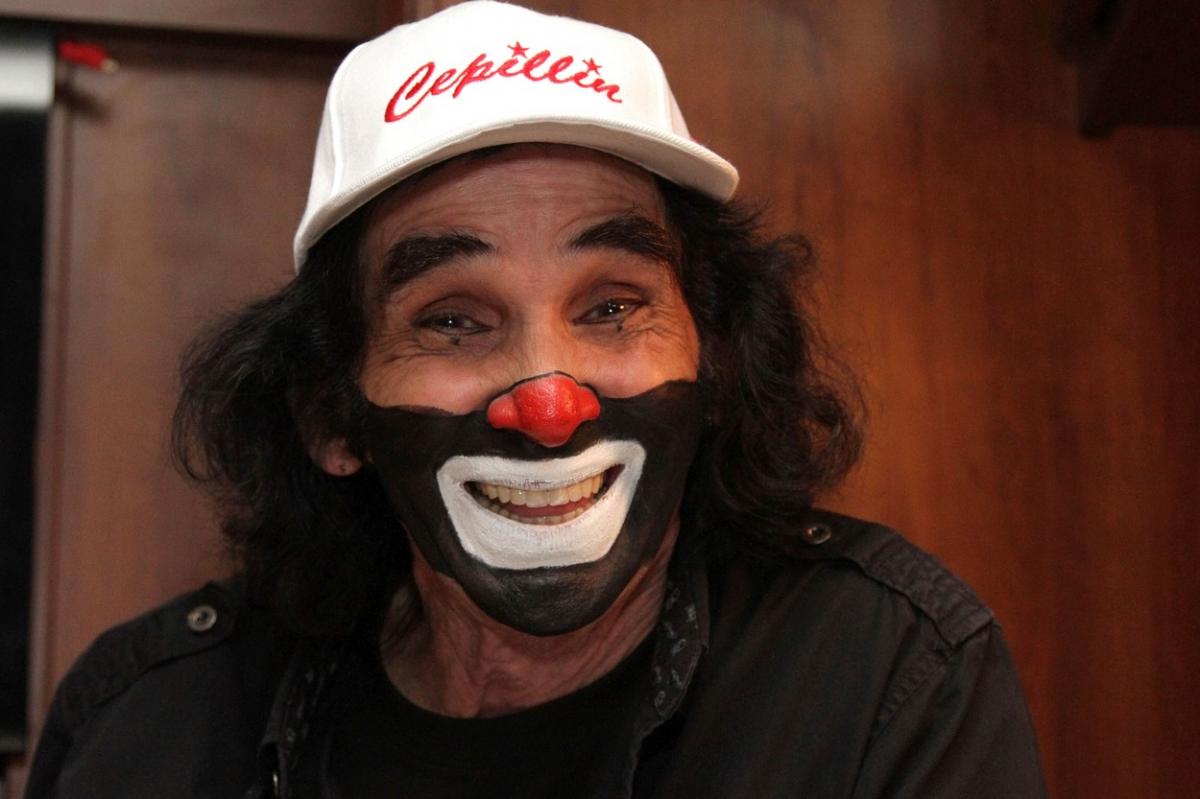 Ricardo González Gutiérrez cu fața pictată, zâmbitor