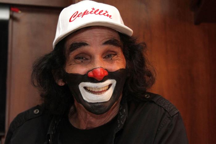 Ricardo González Gutiérrez cu fața pictată, zâmbitor