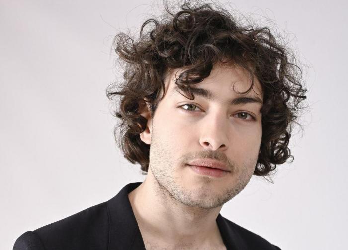 Toto Dumitrescu, îmbrăcat într-un sacou de culoare neagră