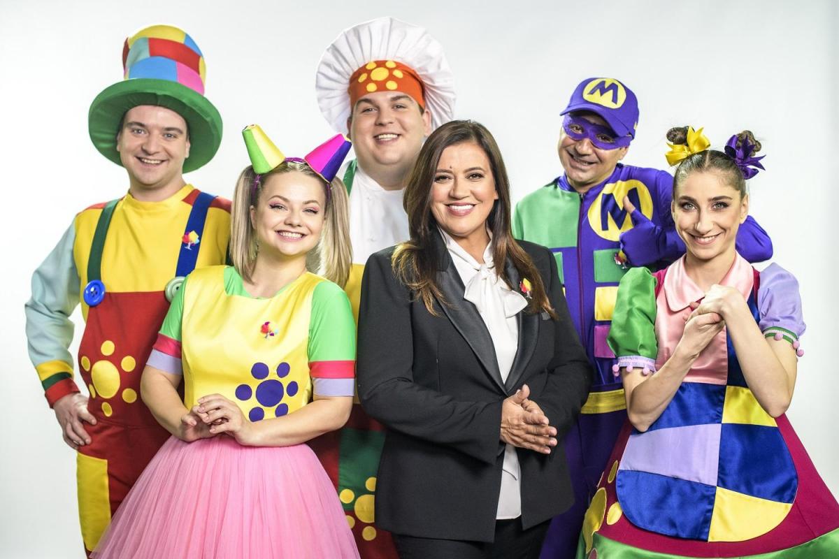 Mirela Retegan, alături de personajele din Gașca Zurli, zâmbesc în fața camerei de fotografiat