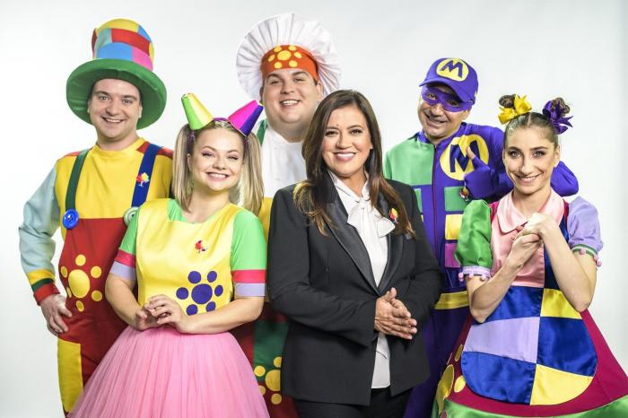 Mirela Retegan, alături de personajele din Gașca Zurli, zâmbesc în fața camerei de fotografiat