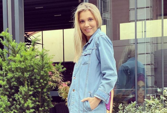 Andreea Ibacka, îmbrăcată cu o geacă din jeans.