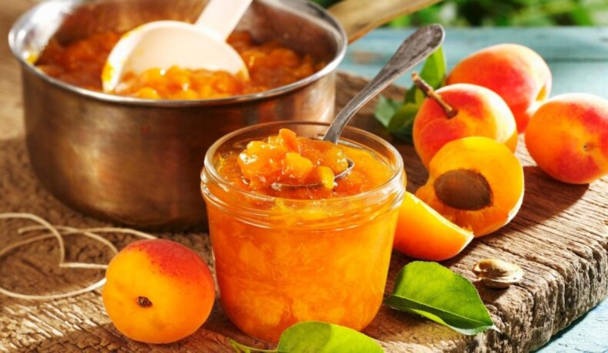 Dulceață de caise în borcan și într-o cratiță