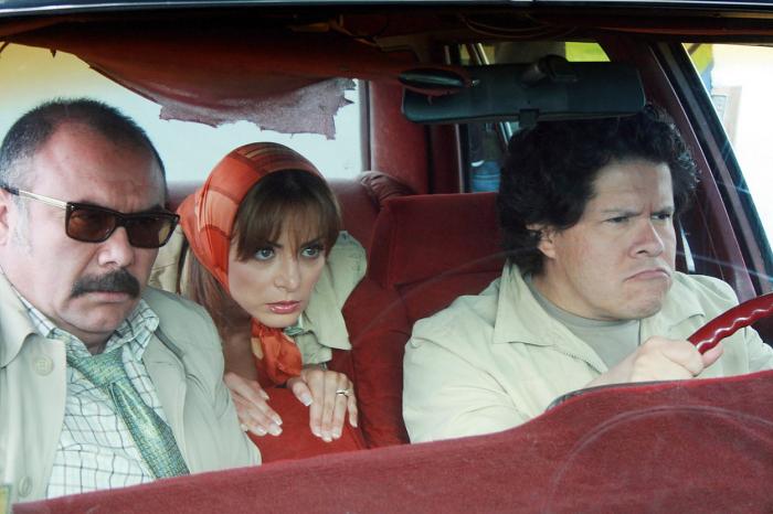 Silvia Navarro poartă un batic portocaliu cu dungi și intră în pielea unuia dintre personajele care au făcut-o celebră