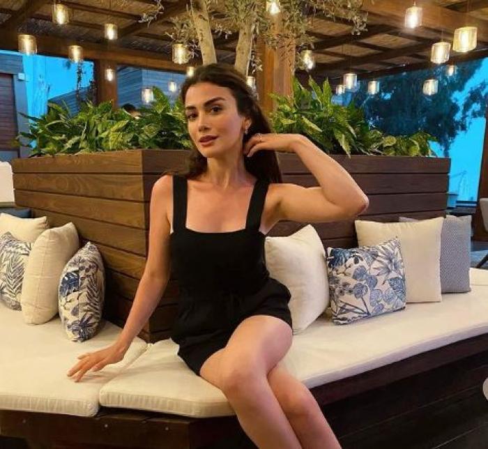 Ozge Yagız poartă o rochie neagră scurtă cu bretele