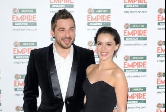 Özge Özpirinççi poartă o rochie neagră, scurtă, fără mâneci