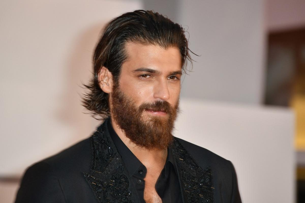 Can Yaman poartă un sacou negru cu paiete