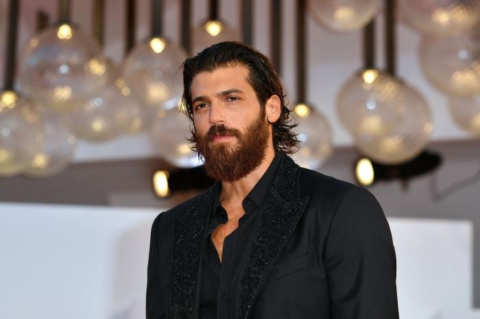 Can Yaman poartă un sacou negru cu paiete și o cămașă neagră asortată