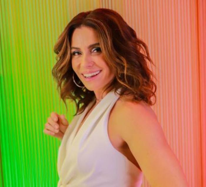 Giovanna Antonelli poartă o bluză albă fără mâneci și apre părul scurt și ondulat