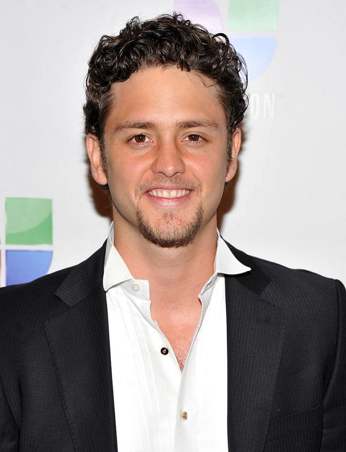 Christopher Uckermann poartă o cămașă albă și un sacou negru