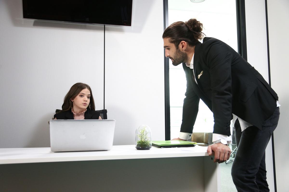 Daniel Niță poartă un costum office negru, în timp ce Mara Oprea are o bluză neagră cu volănașe