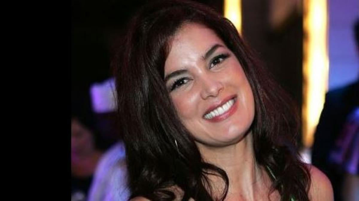 Ruddy Rodriguez poartă părul desprins și ondulat