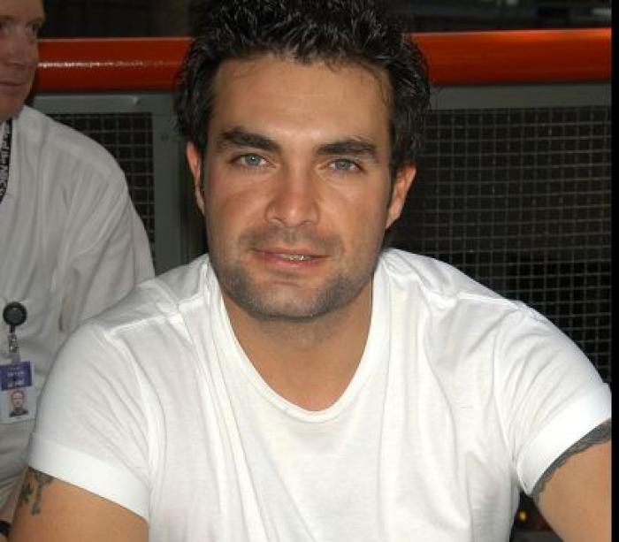 Mauricio Islas poartă un tricou alb