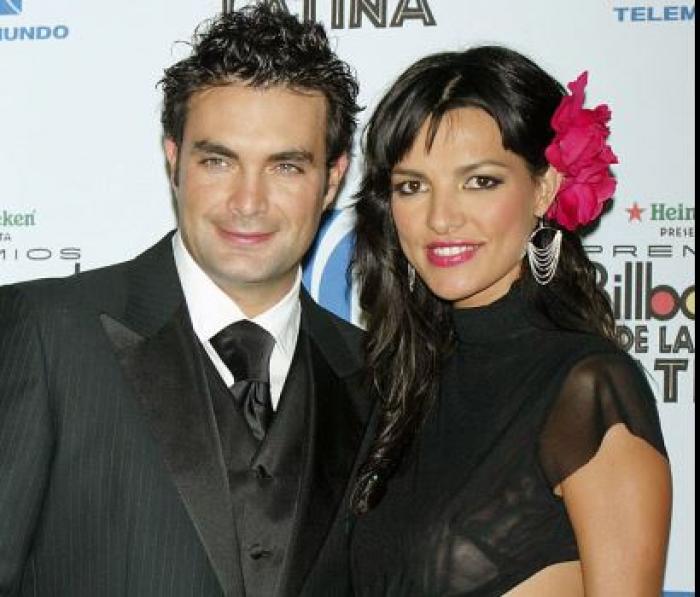 Mauricio Islas poartă o cămașă albă și un sacou negru cu cravată