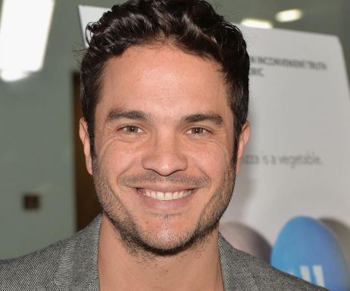 Kuno Becker poartă un sacou gri și are părul scurt și ondulat