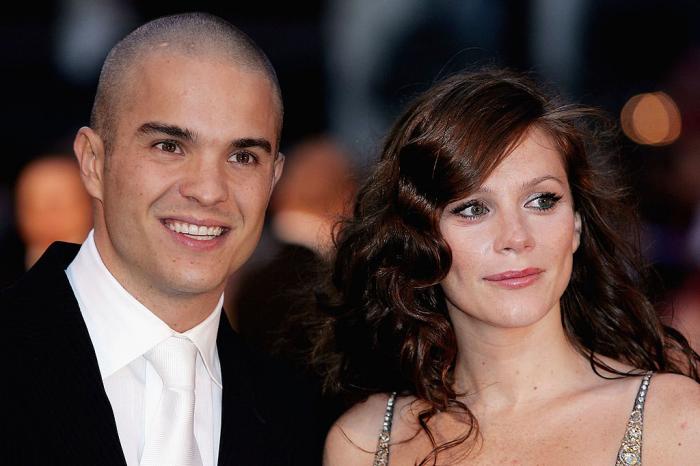 Kuno Becker poartă o cămașă albă și un sacou negru