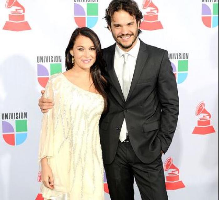 Kuno Becker poartă un costum negru și o cămașă albă