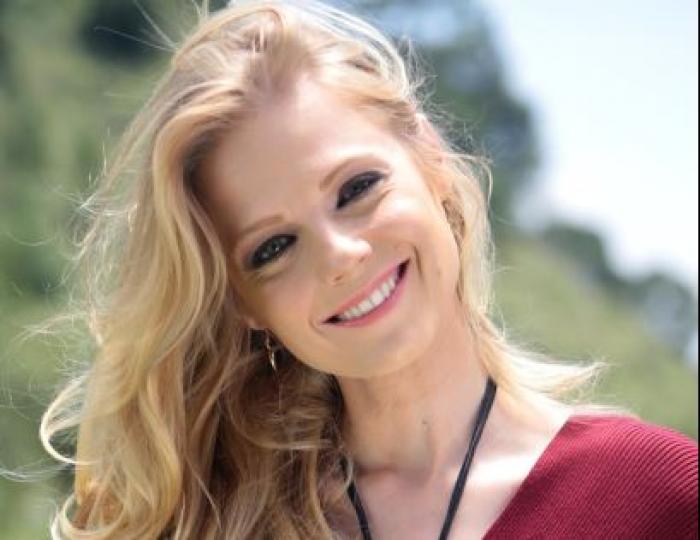 Ana Layevska poartă părul desprins și un machiaj natural