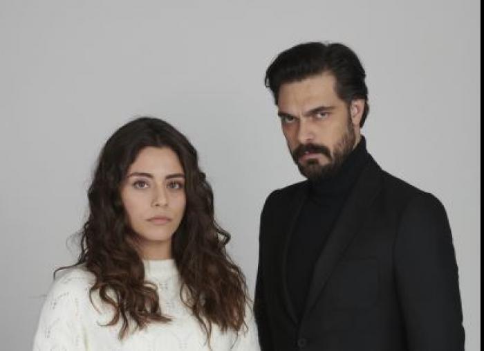 Halil Ibrahim Ceyhan este îmbrăcat în negru și are o ținută sobră