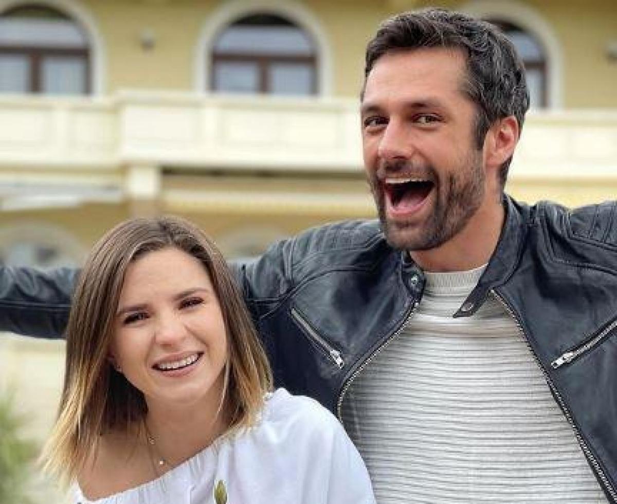 Cristina Ciobănașu poartă o bluză albă și are părul desprins