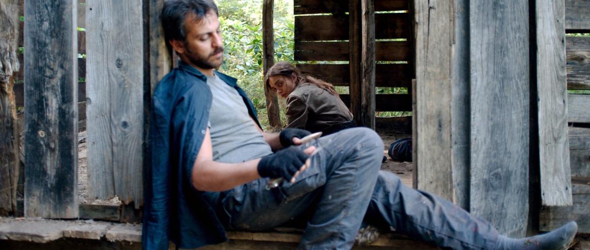 Erkan Kolçak Köstendil poartă o ținută de blugi și interpretează unul dintre rolurile care l-au făcut celebru