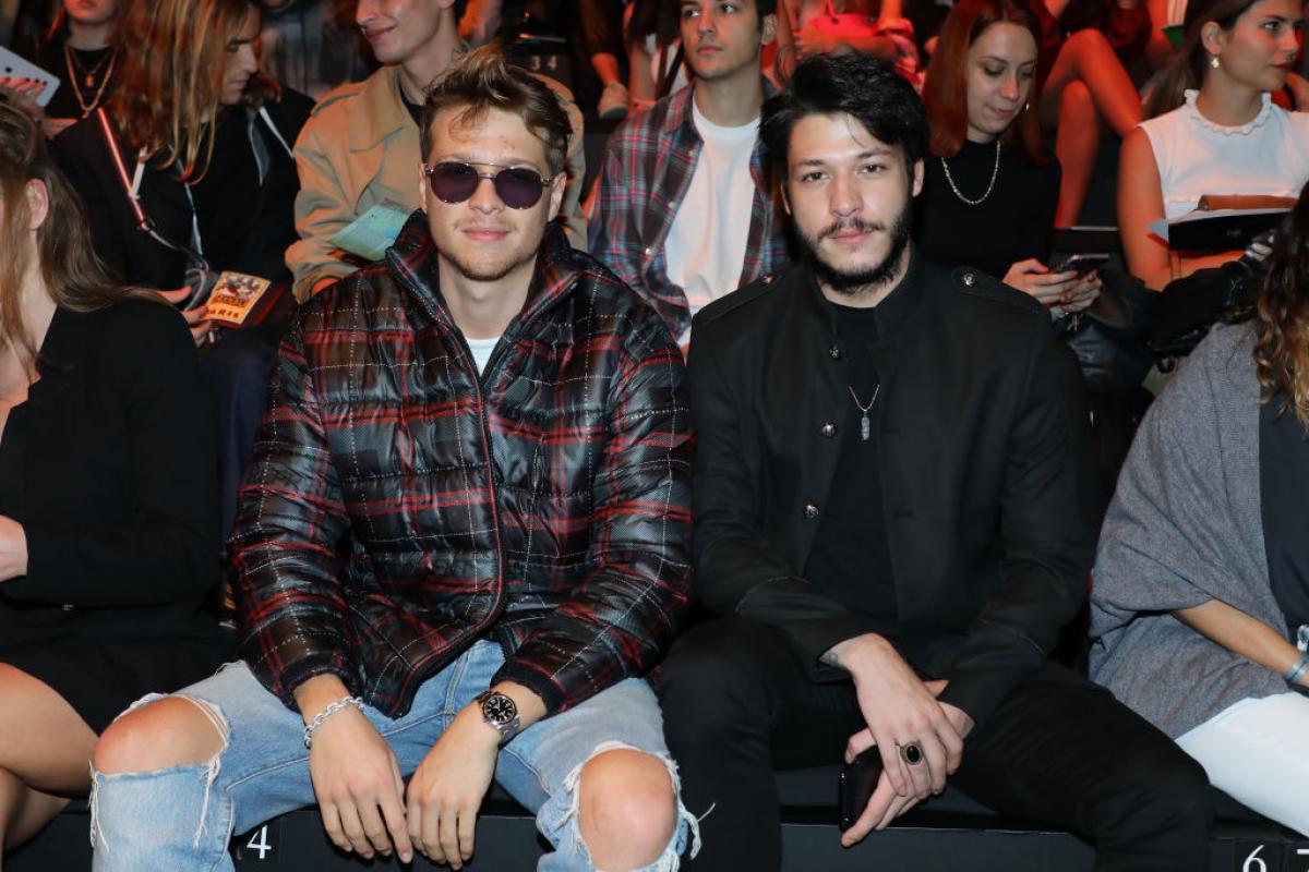 Kubilay Aka poartă o ținută all-black și are cămașa deschisă