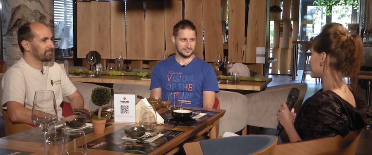 Alexandra Gherman poartă o ținută neagră și părul prins