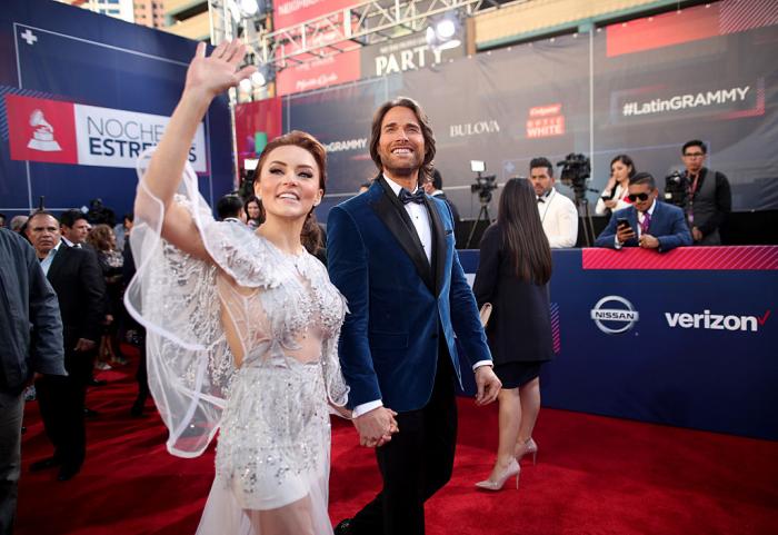 Angelique Boyer poartă o rochie cu paiete și are părul prins