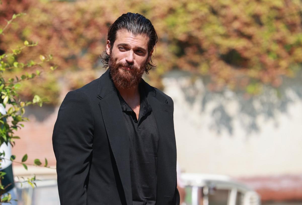 Can Yaman poartă o ținută all-black și are părul dat pe spate