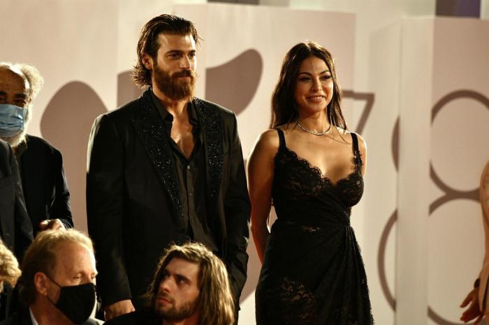 Can Yaman poartă o ținută all-black cu sacou
